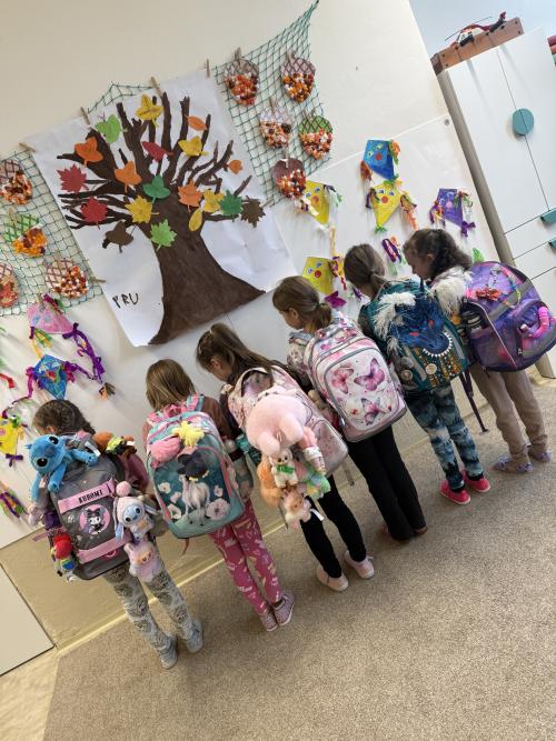 Den vytuněných batohů