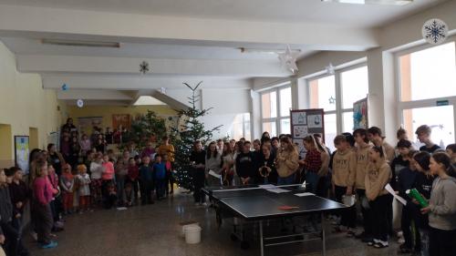 Zpívání u vánočního stromku