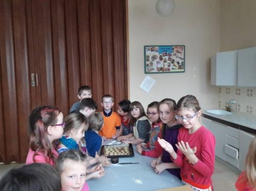 Vánoční pečení ve školní kuchyňce